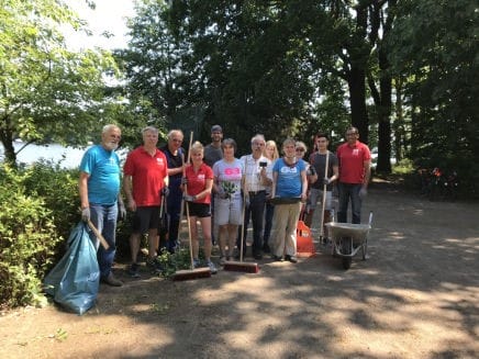 Kehrenbürger Aktion im Stadtpark Grüne Aue am Don-Ugoletti-Platz (Berlin)